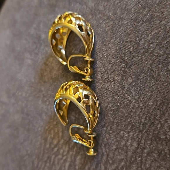 VTG NAPIER Goldtone Basketweave Chunky Hoop Clip-on Earrings - Picture 4 of 7